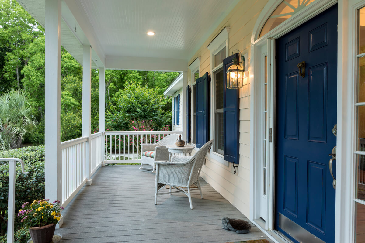 THE ADVANTAGES OF A CUSTOM-COVERED PORCH